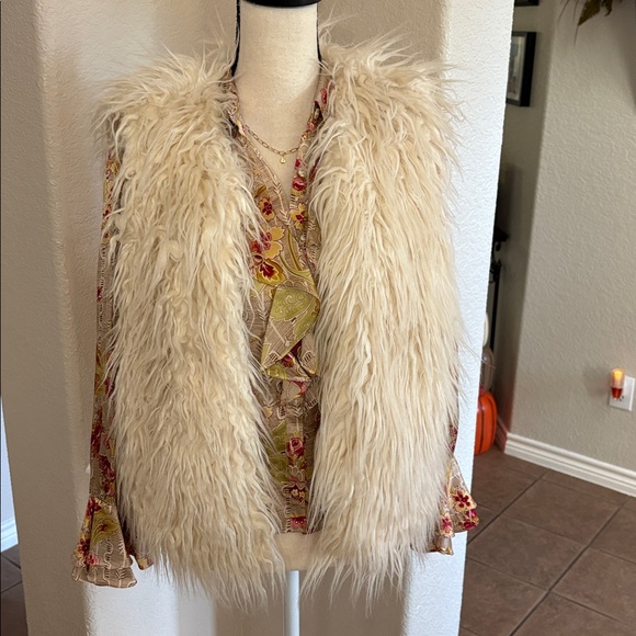 Anthropologie Jackets & Blazers - Anthropologie Hei Hei ivory faux fur plush fuzzy vest Size M